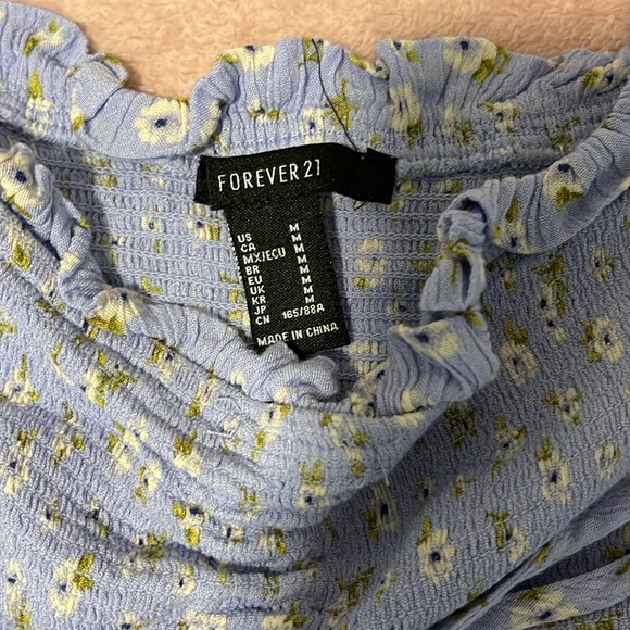 Forever 21 cropped top size M. Floral print on with a lilac background color. - Picture 4 of 4